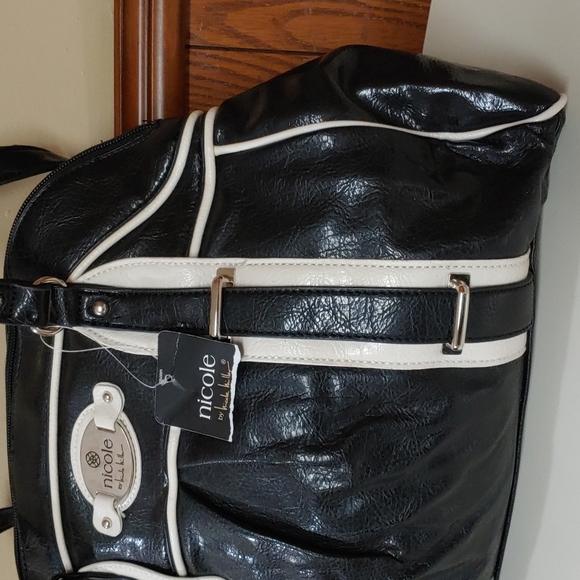 Nicole Miller 🆕 Shiny Leather Shoulder Bag - Picture 5 of 17